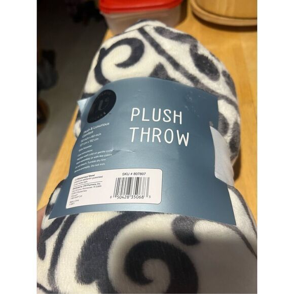 Wayland Square Swirl Pattern Plush & Luxurious Comfort Throw Blanket 50”x60” NEW - Picture 3 of 7